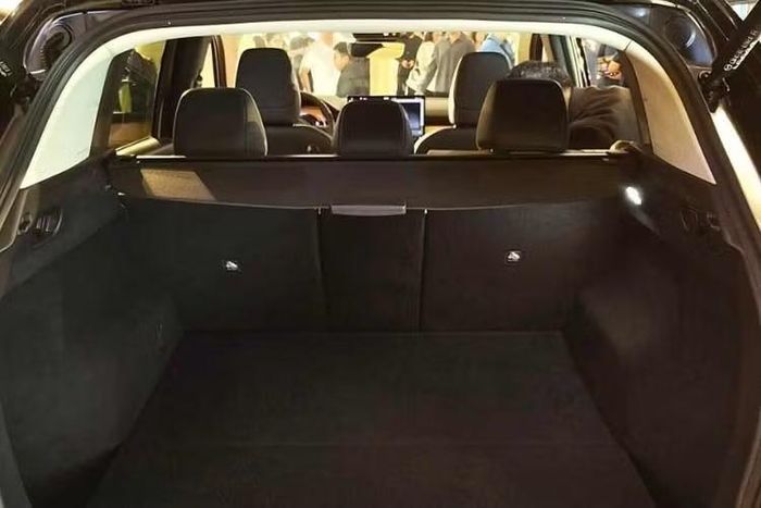 Thay đổi đáng chú ý nhất nằm dưới nắp ca-pô. Mazda CX-5 HEV 2027 mới được sử dụng hệ truyền động e-Skyactiv-G 2.5L, cho công suất 179 mã lực và mô-men xoắn cực đại 242 Nm.