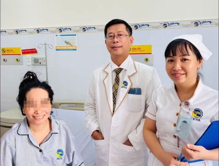 Bác sĩ chia sẻ với bệnh nhân sau phẫu thuật - Ảnh BVCC