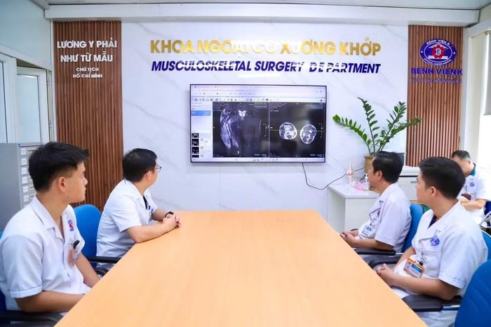 Các bác sĩ hội chẩn ca bệnh trước khi phẫu thuật - Ảnh BVCC