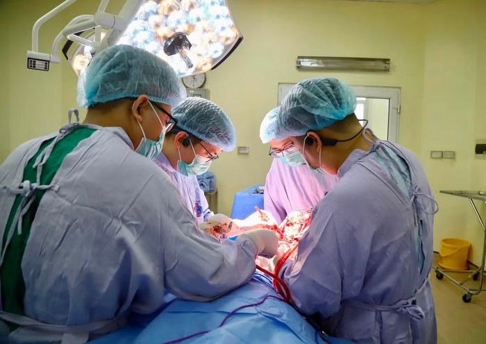 Ê-kíp thực hiện phẫu thuật cho người bệnh - Ảnh BVCC