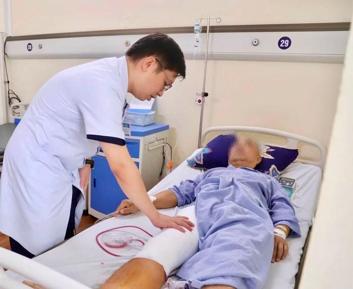 Bác sĩ thăm khám cho người bệnh sau phẫu thuật - Ảnh BVCC
