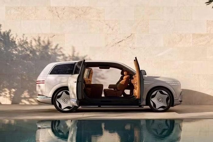 Khi xe đỗ, hàng ghế trước Neolun có thể xoay để đối diện với hàng ghế VIP phía sau, tạo thành một không gian lounge đúng nghĩa, có rèm che riêng tư và vách kính ngăn cách với khoang hành lý. Ghế bọc da semi-aniline, giữa hàng ghế thứ hai có bàn console tích hợp tủ lạnh mini, màn hình điều khiển và bàn gấp. Nội thất sử dụng vật liệu cao cấp như sàn gỗ veneer thật, các chi tiết len cashmere, đá tự nhiên và kính cách âm dày 5 mm trên toàn bộ khoang cabin.