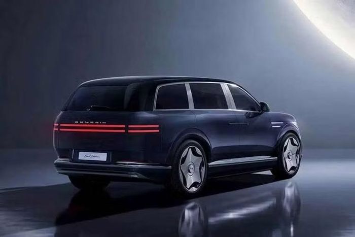 Xe đi kèm bộ pin dung lượng 123,5 kWh lớn nhất từng được trang bị trên một sản phẩm của hãng. Với cấu hình 7 chỗ, Genesis công bố phạm vi hoạt động gần 500 km/ trong các bài thử nghiệm tại Mỹ. Về sạc nhanh, xe có thể nạp từ 10% lên 80% dung lượng pin chỉ trong 22 phút khi sử dụng trụ sạc nhanh DC công suất 350 kW.