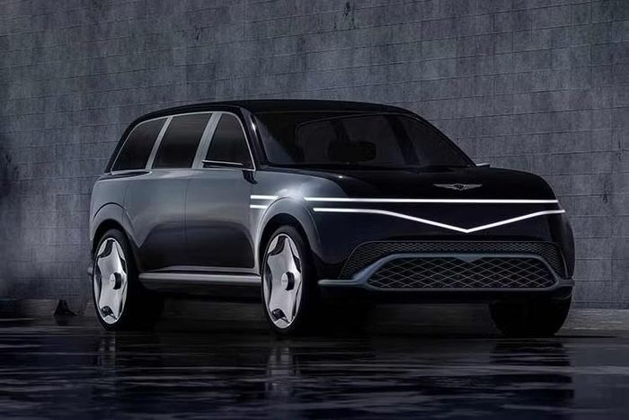 Về khung gầm, GV90 được trang bị tiêu chuẩn hệ thống treo khí nén đa khoang, giảm chấn điều khiển điện tử có thể điều chỉnh độ cao theo điều kiện mặt đường, kết hợp cùng hệ thống lái bốn bánh chủ động với góc đánh lái bánh sau tối đa 5 độ. Genesis chưa công bố giá bán chính thức lẫn thời điểm mở bán cụ thể, chỉ cho biết xe dự kiến ra mắt thị trường trong nửa đầu năm 2027.