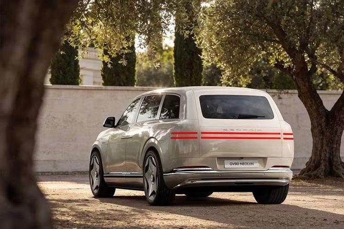 Do là xe thuần điện, GV90 không có lưới tản nhiệt truyền thống mà thay bằng đường đèn mô phỏng huy hiệu Genesis kết hợp lưới mắt cáo 3D mạ chrome ở cản trước. Thân xe giữ đường nét tối giản, bề mặt phẳng, bản tiêu chuẩn dùng mâm 22 inch. Đuôi xe cũng tối giản tương tự, không cánh gió, đèn hậu và logo được làm âm liền thân xe. Một điểm khác biệt so với bản concept là xe sử dụng gương chiếu hậu thông thường, thay vì camera.