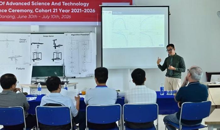 Sinh viên Chương trình Kỹ sư Chất lượng cao Việt - Pháp, Trường Đại học Bách khoa - Đại học Đà Nẵng bảo vệ đồ án tốt nghiệp với sự tham gia của doanh nghiệp. Ảnh: NTCC