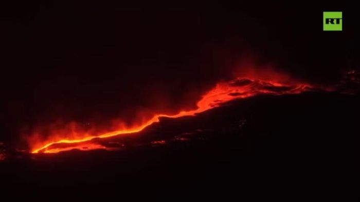 Núi lửa Etna phun trào, tạo ra những cột dung nham, dòng chảy mới và lượng tro bụi phát thải liên tục, ngày 18/8/2026.