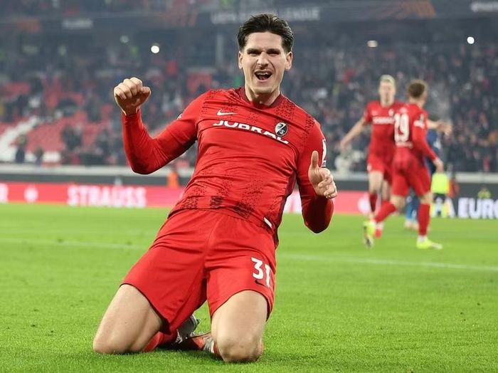 Ở hàng công, MU cũng đã thảo luận về khả năng chiêu mộ Igor Matanovic từ Freiburg.