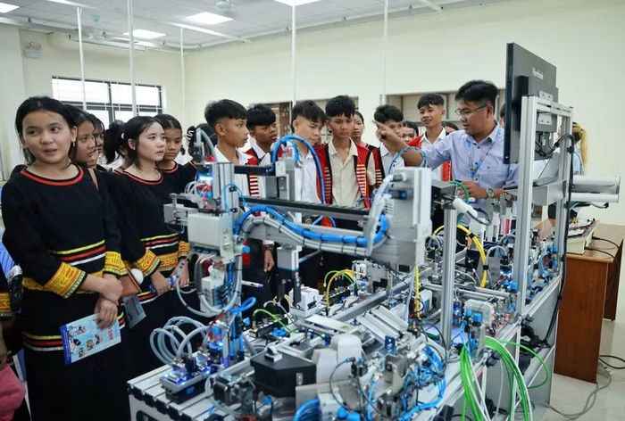 Nhà trường đầu tư nhiều trang thiết bị hiện đại, đáp ứng nhu cầu giảng dạy và học tập.