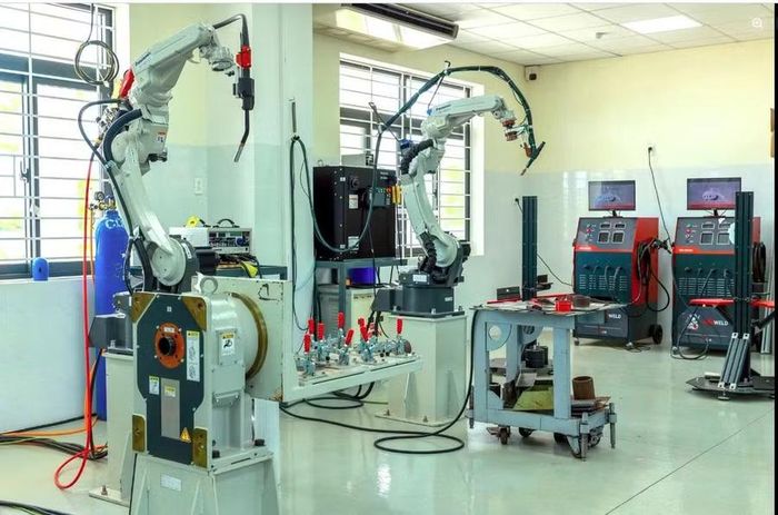 Robot hiện đại hỗ trợ sinh viên học tập và tiếp cận công nghệ mới.