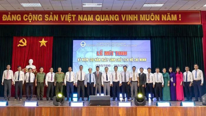Tập thể cán bộ, giảng viên Trường Cao đẳng Kỹ thuật Công nghệ Quy Nhơn.