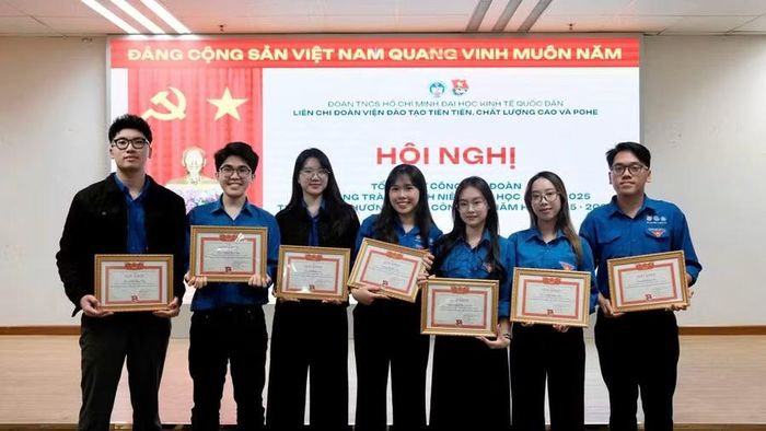 Đặng Thanh Vân (đứng giữa) giữ thành tích xuất sắc trong phong trào Đoàn, Hội tại ĐH Kinh tế Quốc dân. Ảnh NVCC