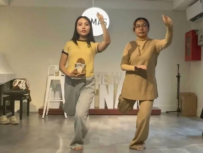Ths Thạch Thị Út hướng dẫn Phương Mỹ Chi múa.