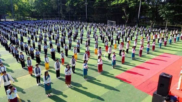 Hàng nghìn sinh viên Đại học Trà Vinh trình diễn điệu múa Saravan truyền thống của đồng bào Khmer.