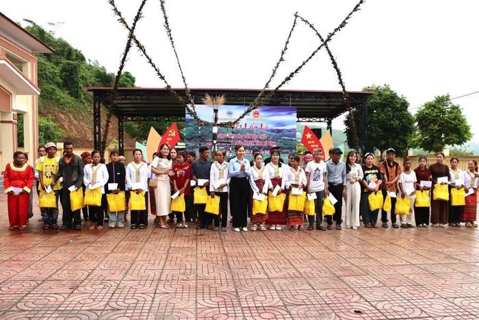 Nhiều phần quà được trao đến học sinh, người đồng bào Chứt trong dịp Tết Lấp Lỗ.