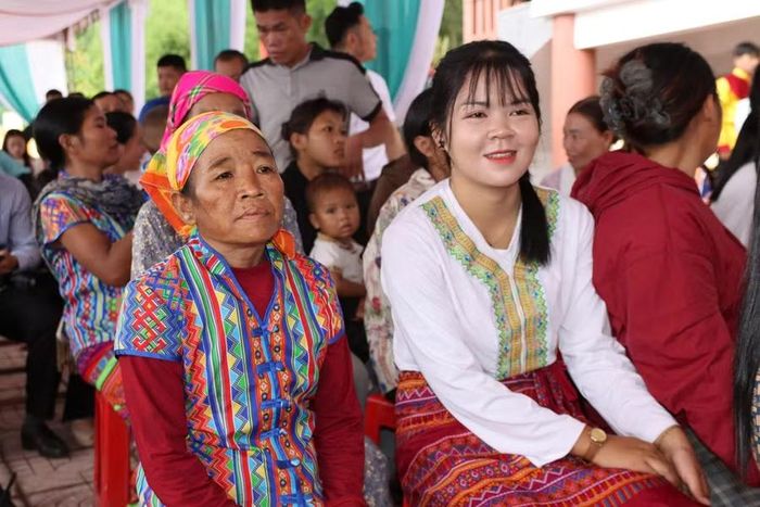 Bà con người Chứt phấn khởi tham dự chương trình.