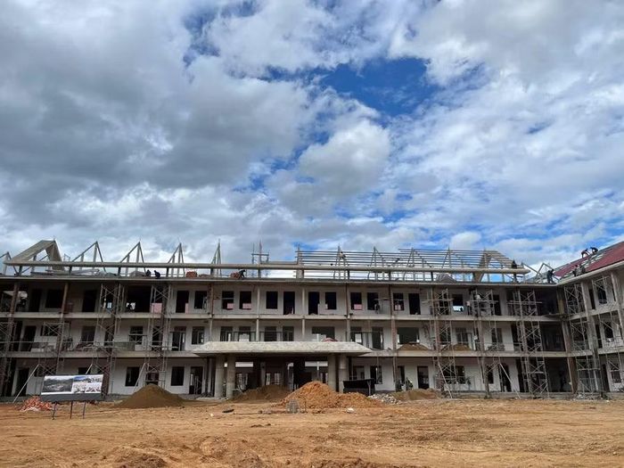 Khối nhà lớp học đang bước vào giai đoạn hoàn thiện.