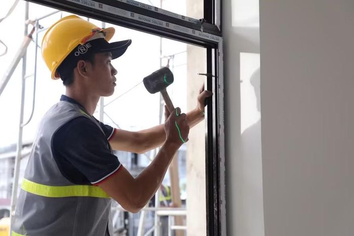 Lắp cửa sổ, cửa chính ở các phòng học.