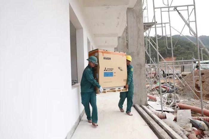 Cán bộ, chiến sĩ Ban Chỉ huy Phòng thủ khu vực 4 - Bàn Thạch hỗ trợ mang trang thiết bị vào các phòng.