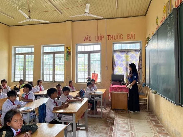 Việc sắp xếp các cơ sở giáo dục công lập, bảo đảm quyền học tập của học sinh và sử dụng hiệu quả nguồn lực.