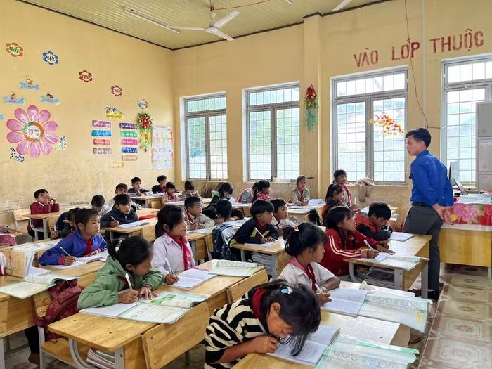 Lớp học ở Trường phổ thông dân tộc bán trú Tiểu học & THCS Mường Hoong.