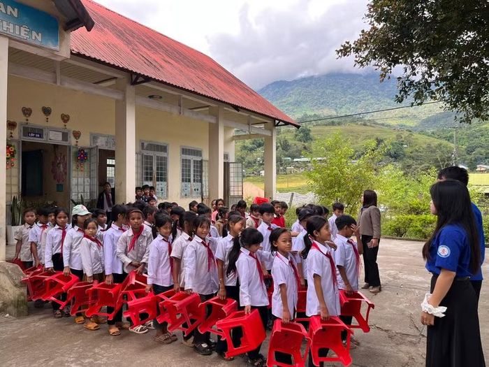 Việc sắp xếp các cơ sở giáo dục công lập, bảo đảm quyền học tập của học sinh và sử dụng hiệu quả nguồn lực.