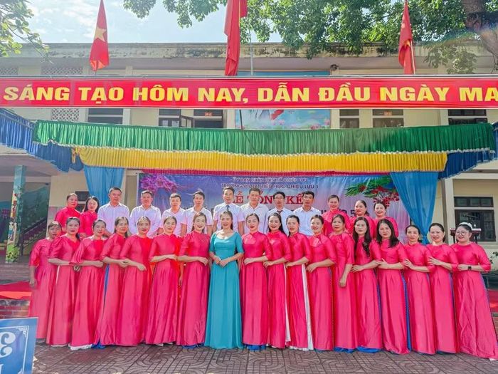 Tập thể cán bộ, giáo viên Trường Phổ thông Dân tộc bán trú Tiểu học Chiêu Lưu 1 (xã Chiêu Lưu, Nghệ An). Ảnh: NTCC