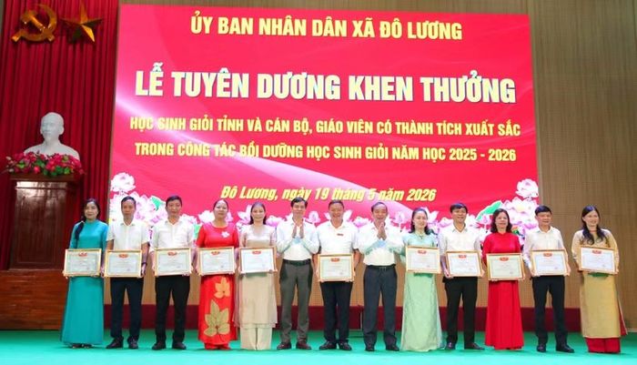 Xã Đô Lương, Nghệ An tổ chức khen thưởng học sinh, giáo viên các nhà trường đạt thành tích xuất sắc trong năm học 2025-2026. Ảnh: CSCC