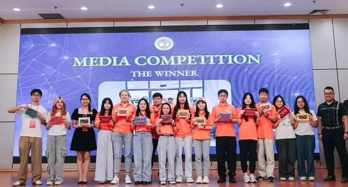 Song song với việc học, Yến Nhi (thứ 3 từ bên trái) còn là Cộng tác viên sôi nổi của phòng Hợp tác Quốc tế, ĐH Kinh tế Quốc dân.