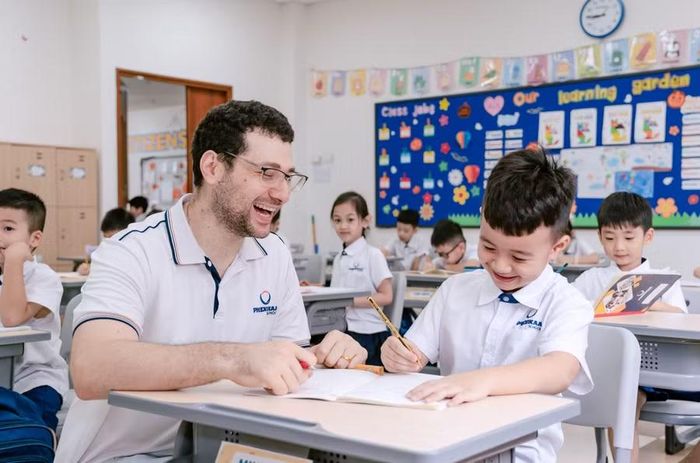 Bộ GD&ĐT dự kiến Tiếng Anh là môn học bắt buộc từ lớp 1 (Ảnh: Thầy trò Phenikaa School).
