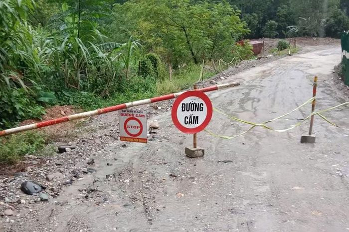 Chính quyền địa phương đặt biển cấm đường, hạn chế người đi qua khu vực nguy hiểm. (Ảnh: CSCC)