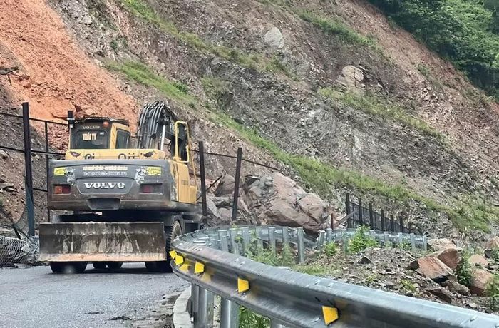 Máy múc khai thông tuyến đường 543D đi qua xã Mường Típ. (Ảnh: CSCC)