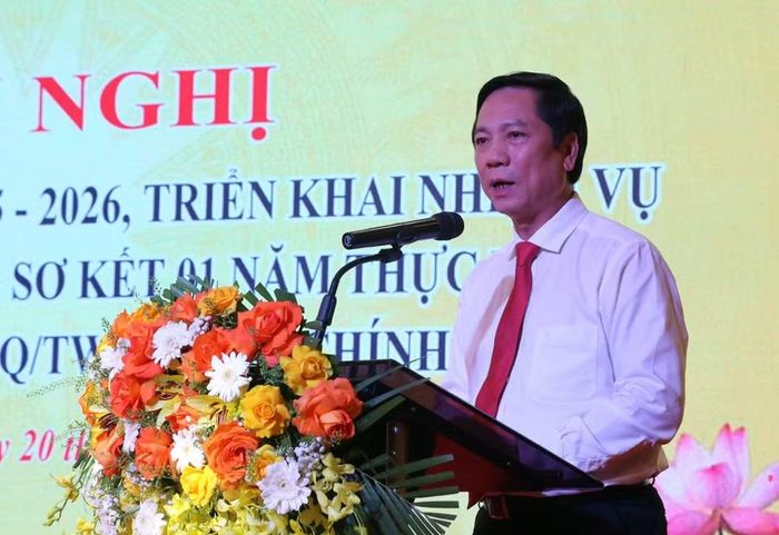 Ông Hoàng Nam, Phó Chủ tịch Thường trực UBND tỉnh ghi nhận và biểu dương những kết quả ngành Giáo dục đạt được trong năm qua.