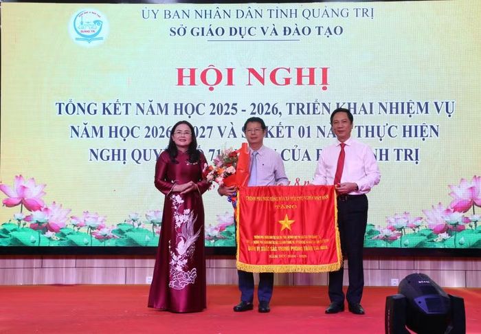 Trường Phổ thông Dân tộc Nội trú THPT Nam Quảng Trị đón nhận Cờ thi đua của Thủ tướng.