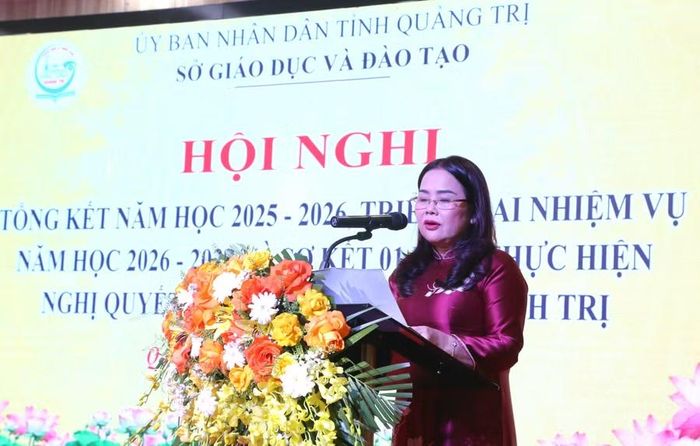 Bà Lê Thị Hương, Giám đốc Sở GD&ĐT nhấn mạnh những kết quả nổi bật của ngành trong năm học qua.