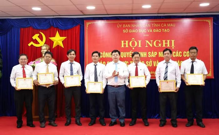 Các cá nhân nhận bằng khen của Sở GD&ĐT vì có thành tích tiêu biểu trong quá trình tổ chức thực hiện sắp xếp cơ sở giáo dục.