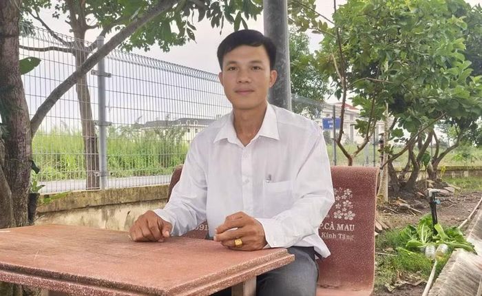 Thầy Nguyễn Cao Thơ, Phó Hiệu trưởng Trường THPT Huỳnh Phi Hùng tự nguyện xuống làm giáo viên.