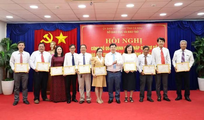 Lãnh đạo Sở GD&ĐT tỉnh Cà Mau tặng giấy khen cho các cá nhân có thành tích tiêu biểu trong quá trình tổ chức thực hiện sắp xếp cơ sở giáo dục.