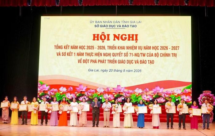 Cá nhân hoàn thành xuất sắc nhiệm vụ nhận Bằng khen của Chủ tịch UBND tỉnh Gia Lai.