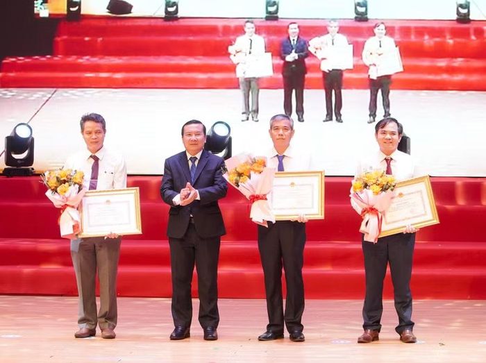 3 tập thể hoàn thành xuất sắc nhiệm vụ công tác từ năm 2024 đến năm 2025 được nhận Bằng khen của Chủ tịch UBND tỉnh.