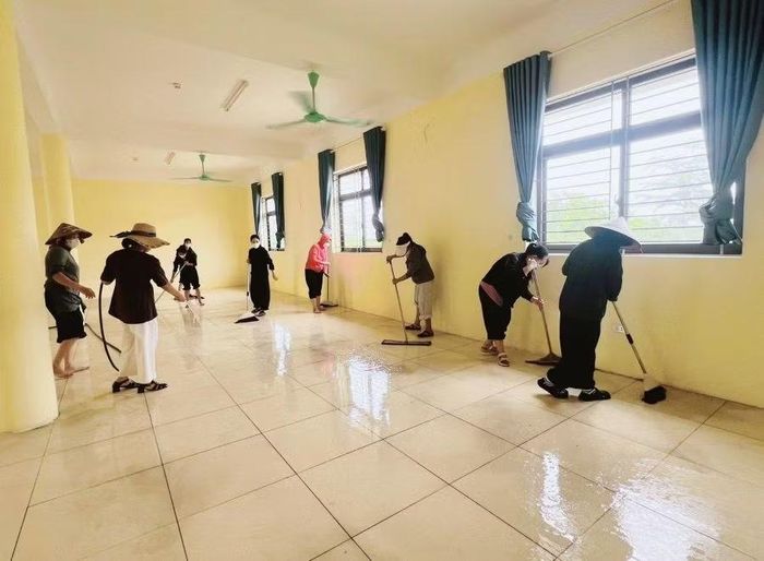 Giáo viên và nhân viên trường Tiểu học Nguyệt Đức vệ sinh trường lớp, chào đón năm học mới 2026 - 2027.