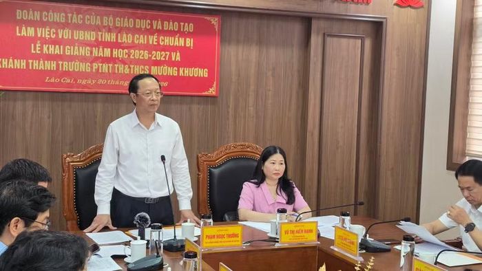 Thứ trưởng Thường trực Bộ GD&ĐT Phạm Ngọc Thưởng và bà Vũ Thị Hiền Hạnh - Phó Chủ tịch UBND tỉnh Lào Cai chủ trì buổi làm việc.