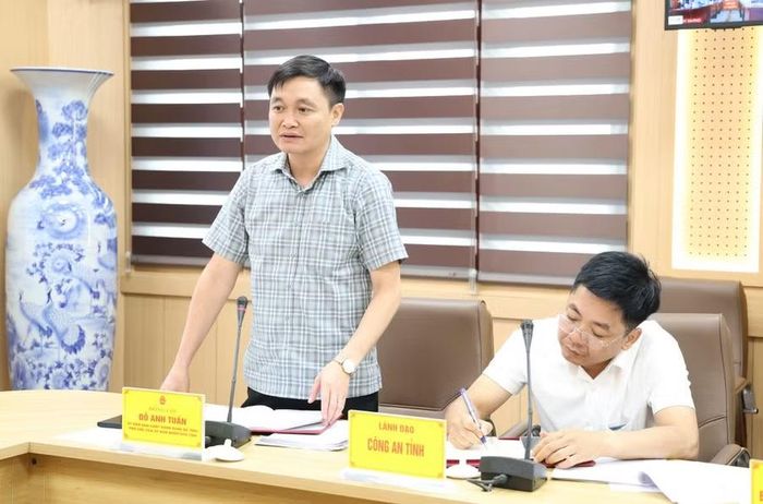 Ông Đỗ Anh Tuấn, Phó Chủ tịch UBND tỉnh Tuyên Quang, phụ trách giáo dục phát biểu tại cuộc họp.