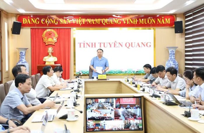 Ông Phan Huy Ngọc, Chủ tịch UBND tỉnh Tuyên Quang chủ trì cuộc họp chuẩn bị năm học mới.