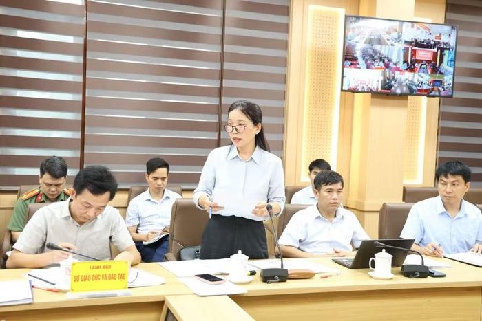 Lãnh đạo Sở Giáo dục và Đào tạo Tuyên Quang báo cáo.