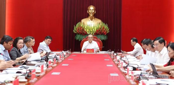 Quang cảnh hội nghị Ban Thường vụ Tỉnh ủy Phú Thọ họp ngày 18/8/2026, trong đó có nội dung cho ý kiến về sắp xếp các cơ sở giáo dục trên địa bàn tỉnh (Ảnh: Đức Hiền - phutho.gov.vn).