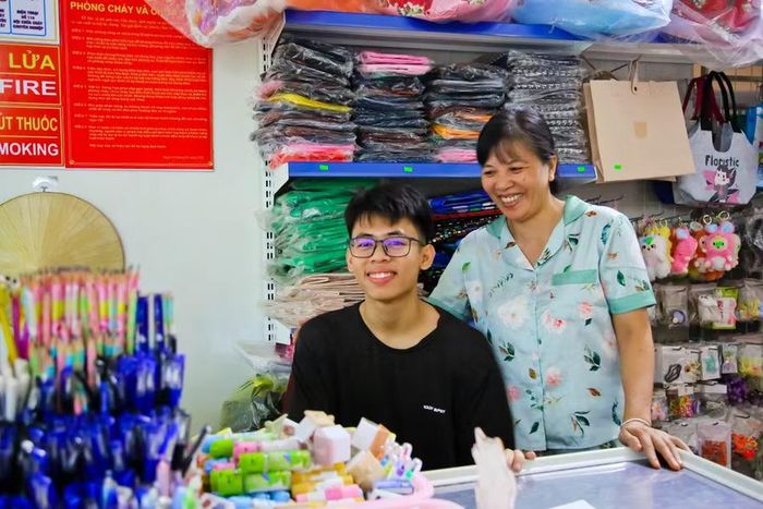 Nguyễn Hà Bình cùng mẹ vui vẻ sau kết quả thi.