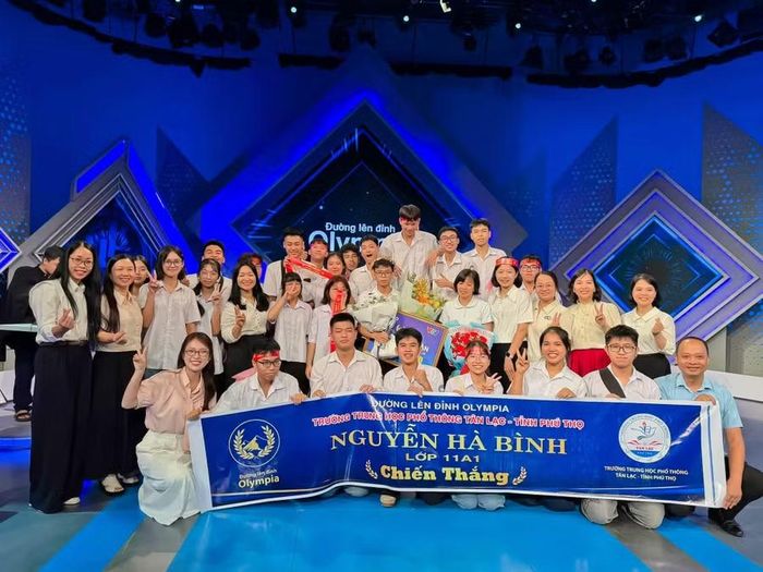 Thầy cô và bạn bè chúc mừng Nguyễn Hà Bình.