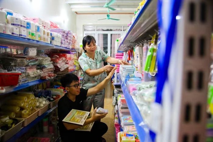Ngoài giờ học, Bình thường xuyên phụ mẹ bán hàng.