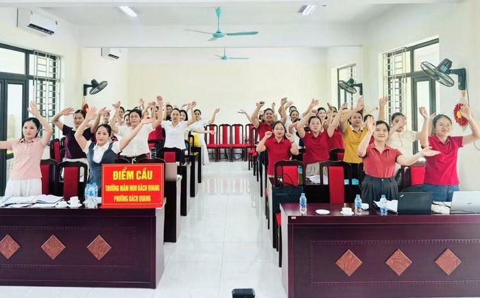 Một nội dung vận động vui nhộn và hứng khởi của CBGV tại điểm cầu Trường Mầm non Bách Quang (phường Bách Quang).